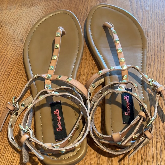 Betseyville by Betsey Johnson tan leather, studded gladiator sandal. Size 10 - Picture 6 of 9